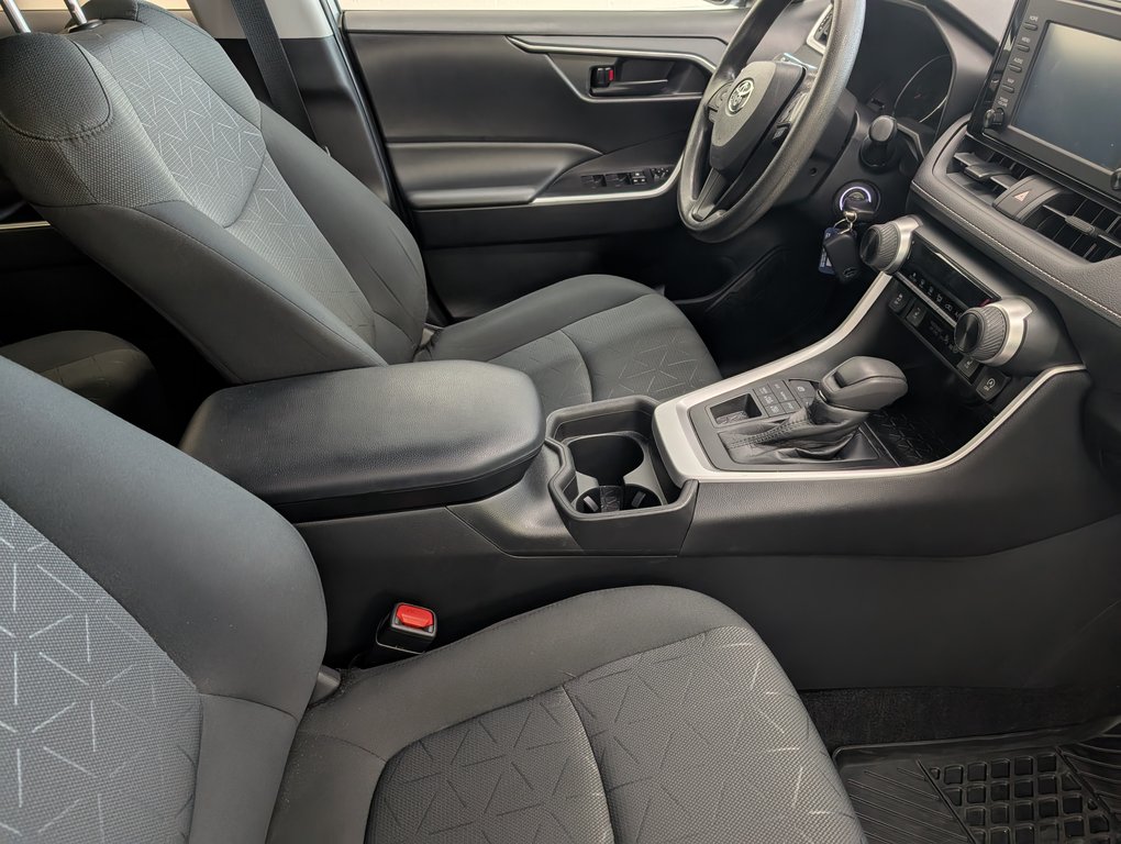 Toyota RAV4 LE AWD, 2021 à Magog, Québec - 9 - w1024h768px