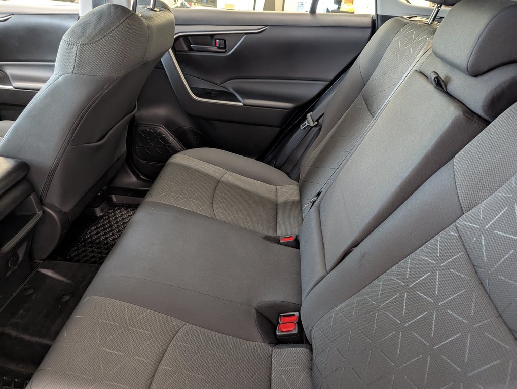 Toyota RAV4 LE AWD, 2021 à Magog, Québec - 11 - w1024h768px