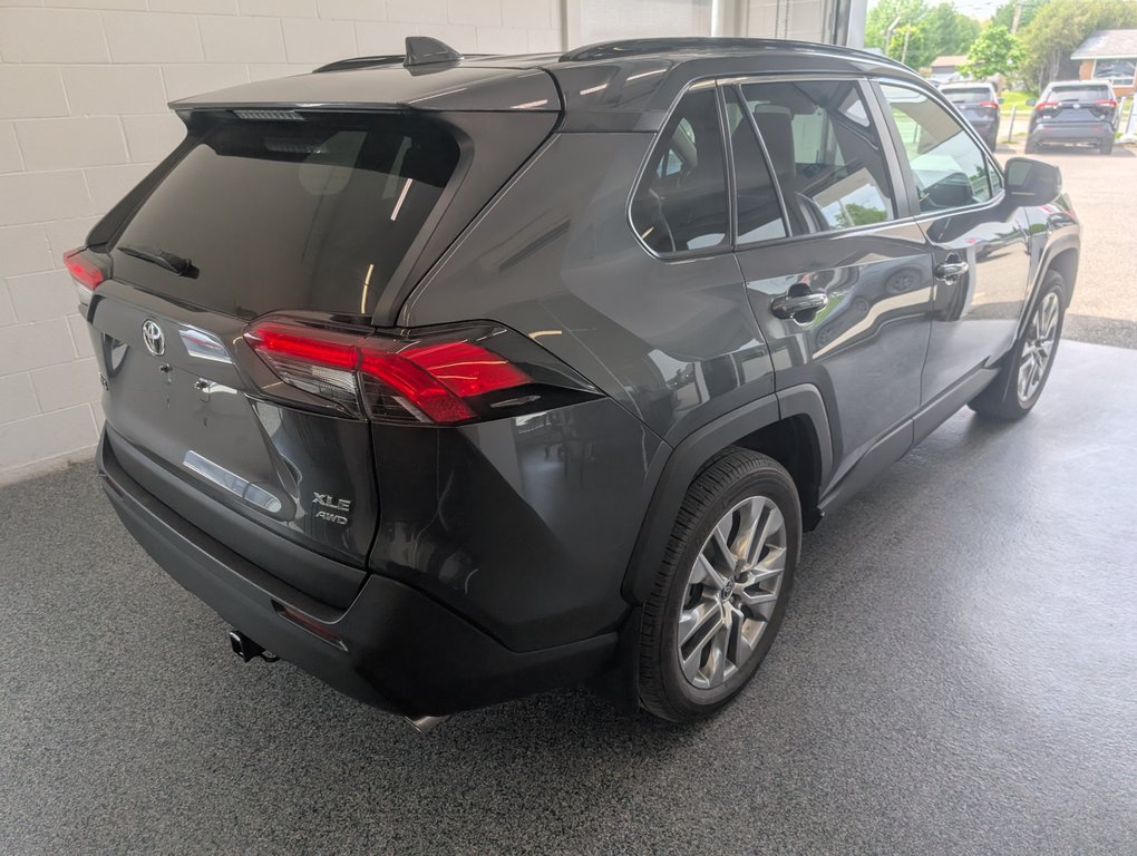 Toyota RAV4 XLE PREMIUM AWD, 2021 à Magog, Québec - 3 - w1024h768px