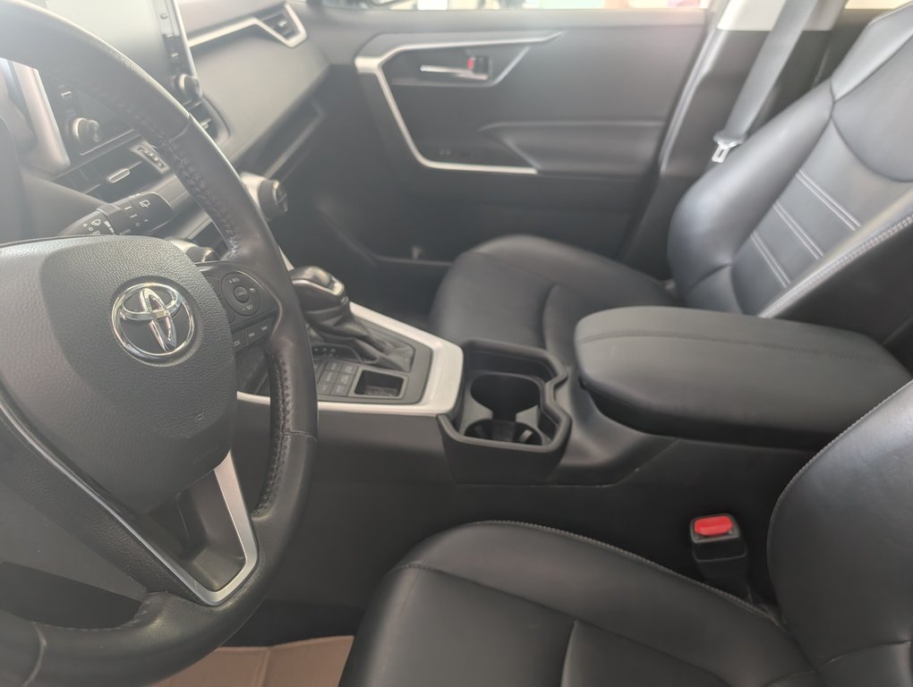 Toyota RAV4 XLE PREMIUM AWD, 2021 à Magog, Québec - 11 - w1024h768px