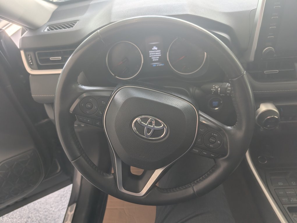 Toyota RAV4 XLE PREMIUM AWD, 2021 à Magog, Québec - 16 - w1024h768px
