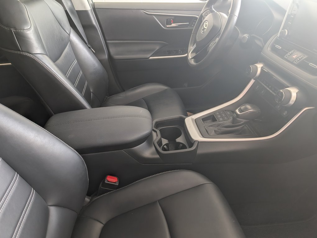 Toyota RAV4 XLE PREMIUM AWD, 2021 à Magog, Québec - 8 - w1024h768px