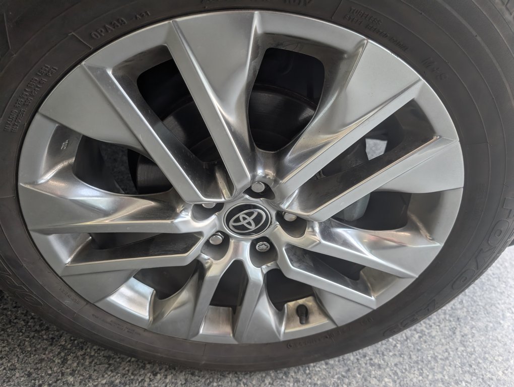 Toyota RAV4 XLE PREMIUM AWD, 2021 à Magog, Québec - 25 - w1024h768px