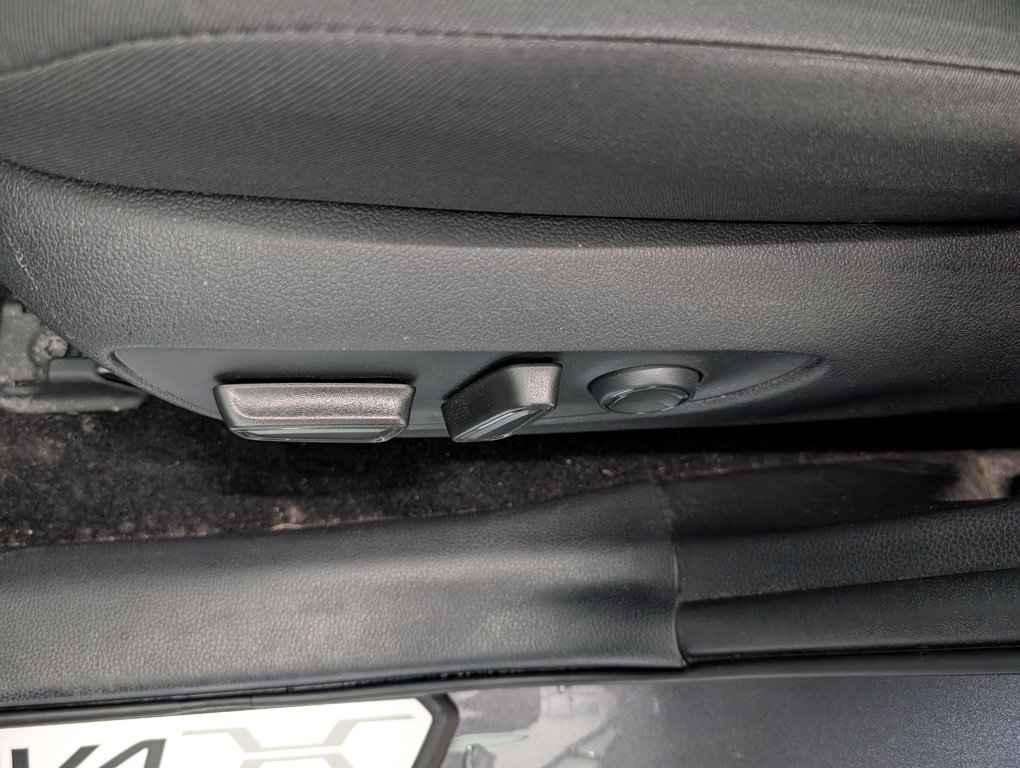 2021 Toyota RAV4 XLE AWD, in Magog, Quebec - 12 - w1024h768px