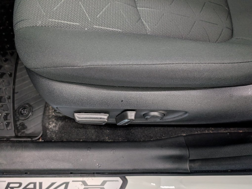2022 Toyota RAV4 XLE AWD, TOIT, MAGS, in Magog, Quebec - 14 - w1024h768px