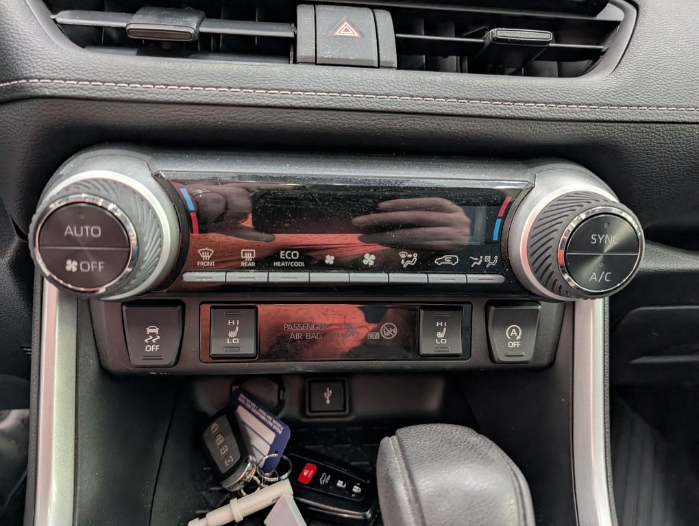 2022 Toyota RAV4 XLE AWD, TOIT, MAGS, in Magog, Quebec - 18 - w1024h768px