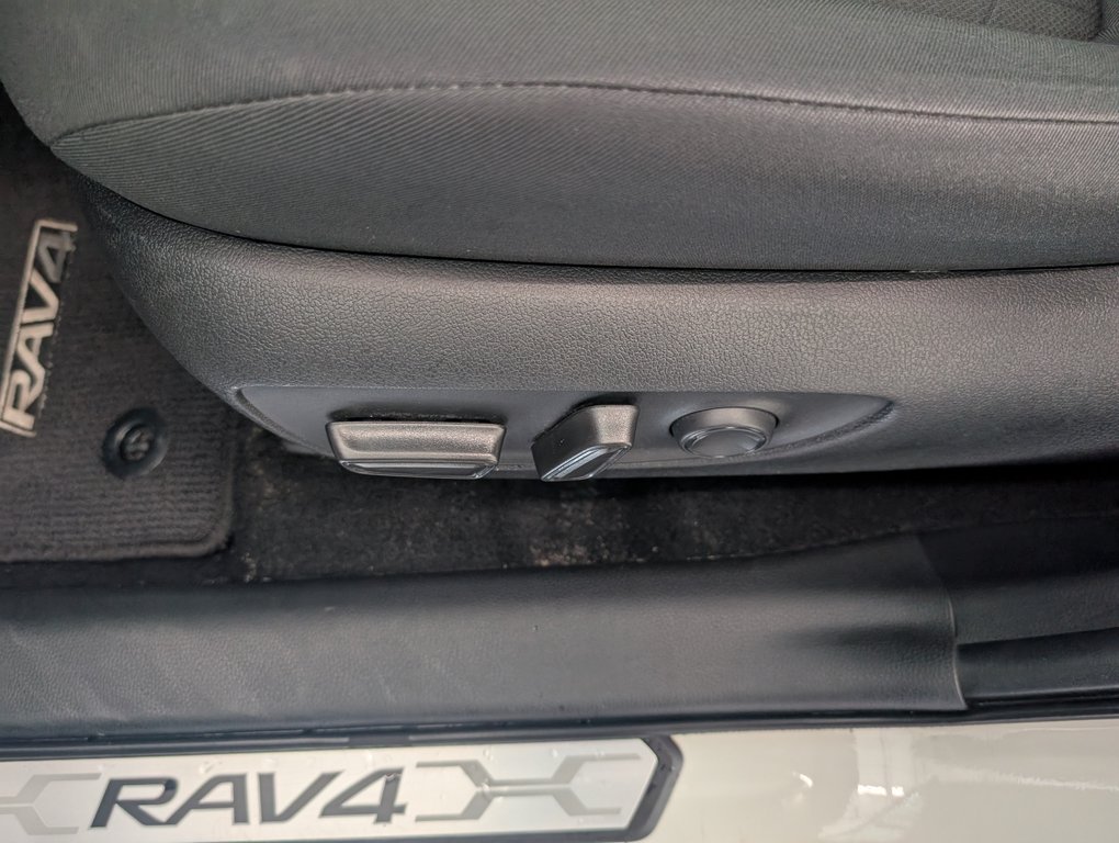 2022 Toyota RAV4 XLE AWD in Magog, Quebec - 14 - w1024h768px