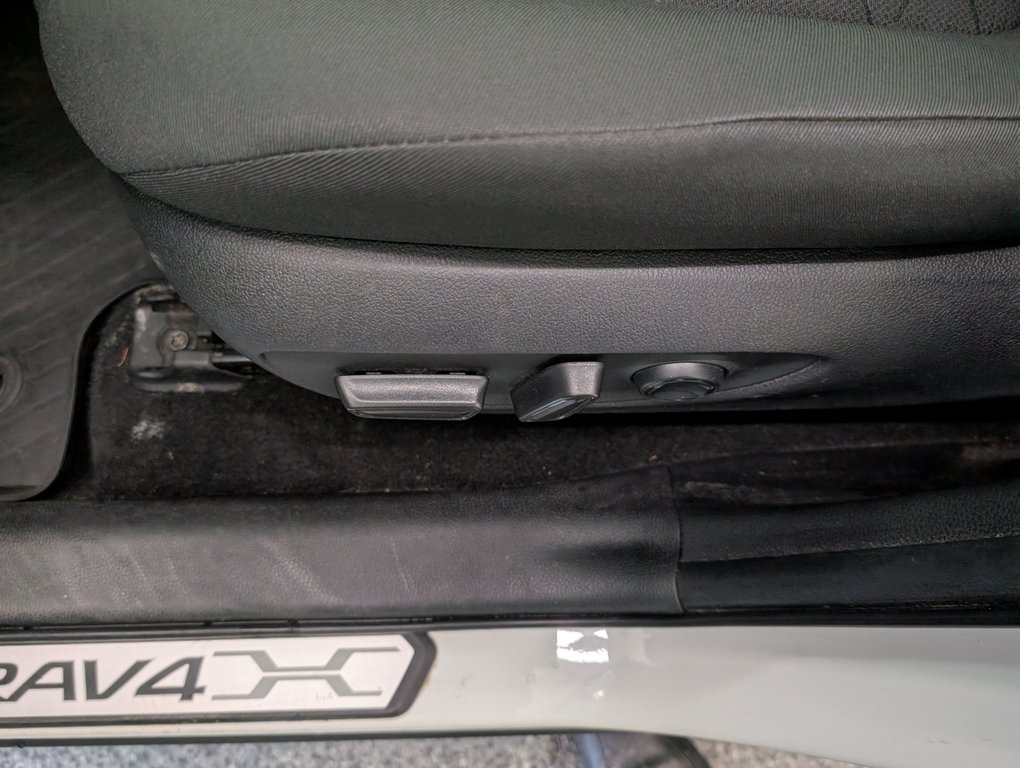 Toyota RAV4 XLE AWD, 2022 à Magog, Québec - 14 - w1024h768px