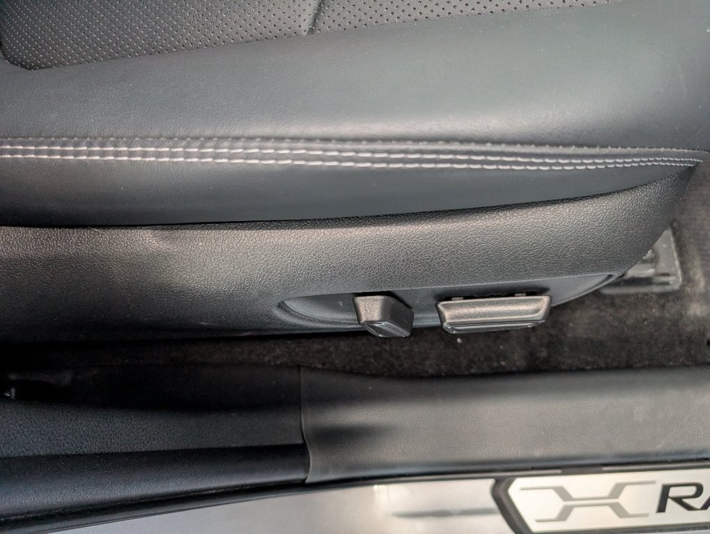Toyota RAV4 Limited AWD, 2023 à Magog, Québec - 10 - w1024h768px
