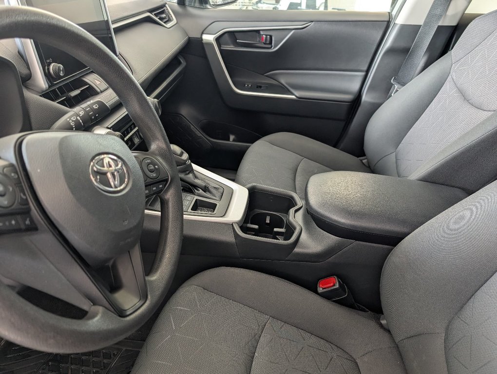 Toyota RAV4 LE AWD 2023 à Magog, Québec - 12 - w1024h768px