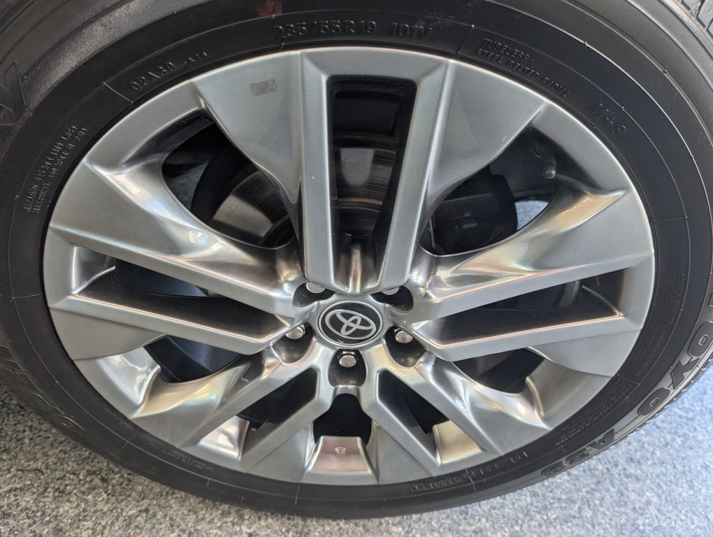 Toyota RAV4 XLE PREMIUM AWD 2023 à Magog, Québec - 24 - w1024h768px
