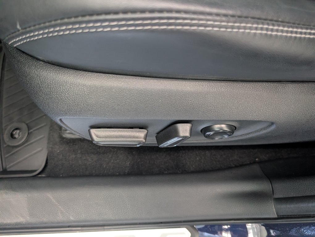 2023 Toyota RAV4 XLE PREMIUM AWD in Magog, Quebec - 13 - w1024h768px