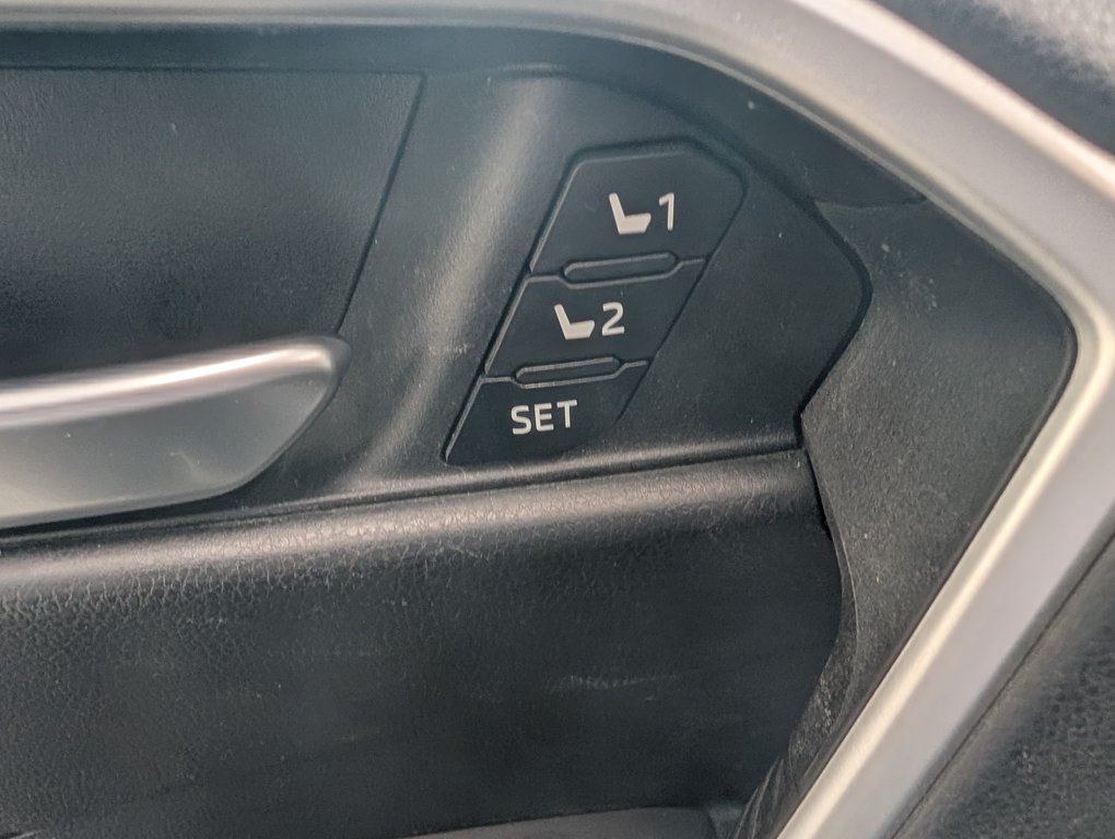 2023 Toyota RAV4 XLE PREMIUM AWD in Magog, Quebec - 15 - w1024h768px