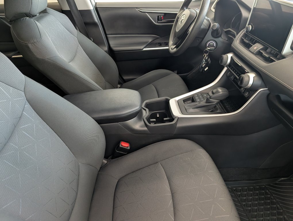 Toyota RAV4 LE AWD 2023 à Magog, Québec - 8 - w1024h768px