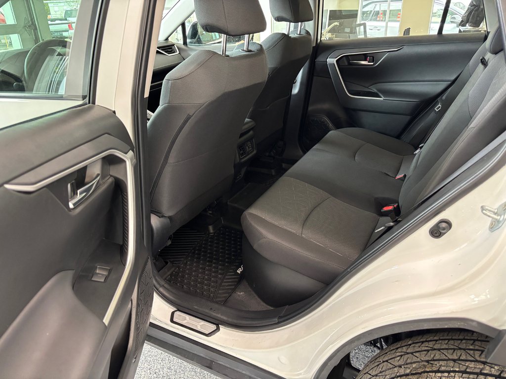 Toyota RAV4 Hybrid XLE AWD, 2024 à Magog, Québec - 11 - w1024h768px