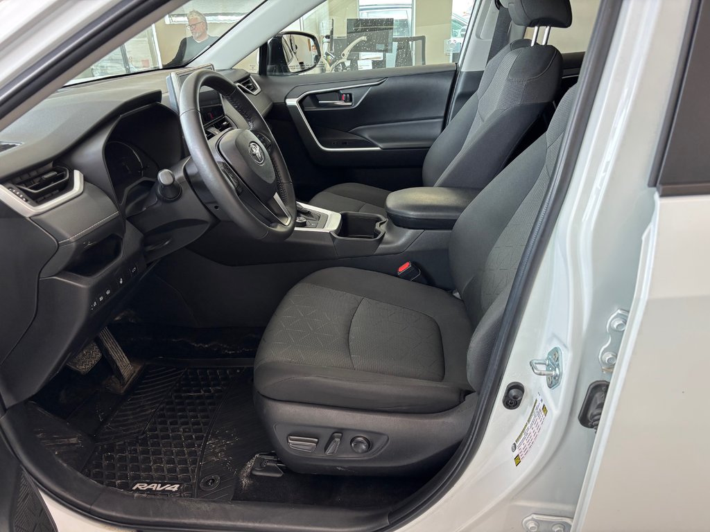 Toyota RAV4 Hybrid XLE AWD, 2024 à Magog, Québec - 12 - w1024h768px