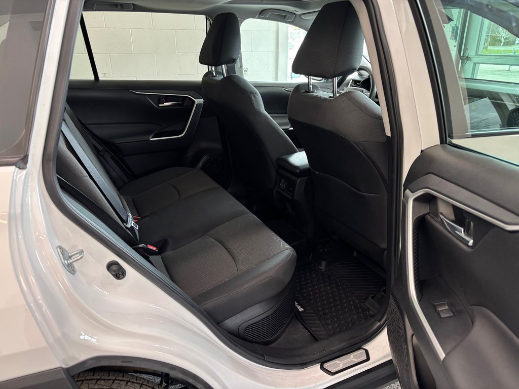 Toyota RAV4 Hybrid XLE AWD, 2024 à Magog, Québec - 8 - w1024h768px