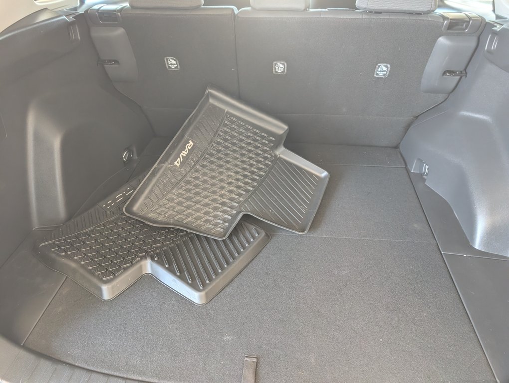 Toyota RAV4 LE AWD, 2024 à Magog, Québec - 6 - w1024h768px
