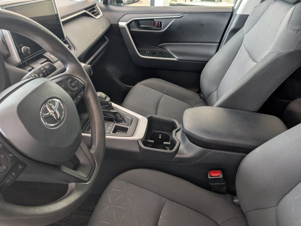Toyota RAV4 LE AWD, 2024 à Magog, Québec - 11 - w1024h768px