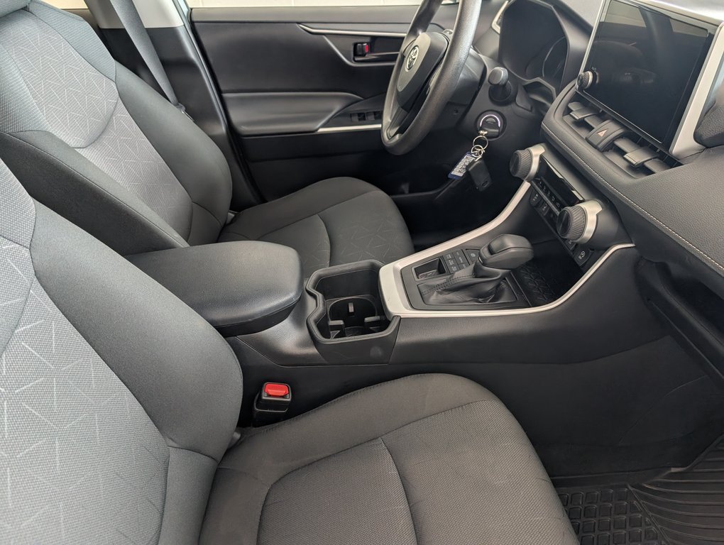 Toyota RAV4 LE AWD, 2024 à Magog, Québec - 8 - w1024h768px
