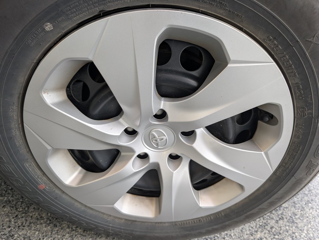 Toyota RAV4 LE AWD, 2024 à Magog, Québec - 22 - w1024h768px