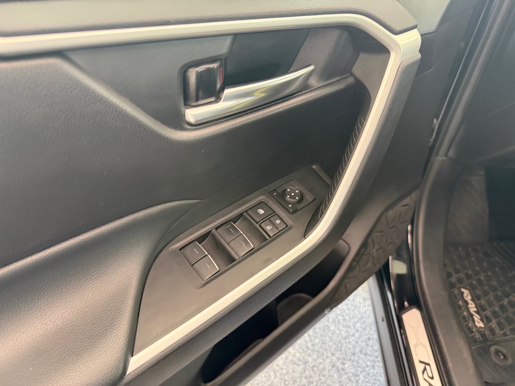 2025 Toyota RAV4 XLE AWD in Magog, Quebec - 12 - w1024h768px