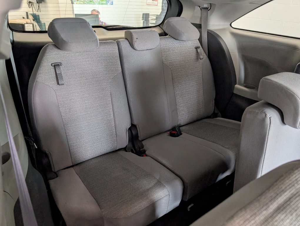 2021 Toyota Sienna Hybrid LE AWD in Magog, Quebec - 7 - w1024h768px