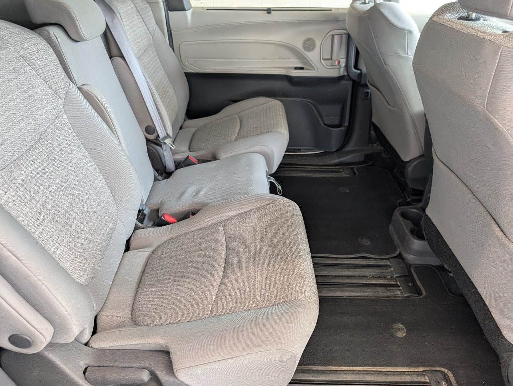 2021 Toyota Sienna Hybrid LE AWD in Magog, Quebec - 8 - w1024h768px