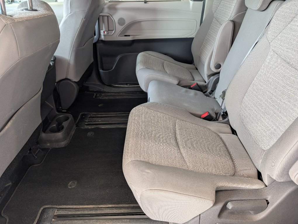 2021 Toyota Sienna Hybrid LE AWD in Magog, Quebec - 11 - w1024h768px