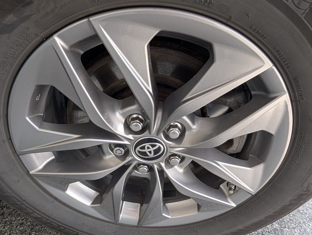 2021 Toyota Sienna Hybrid LE AWD in Magog, Quebec - 25 - w1024h768px
