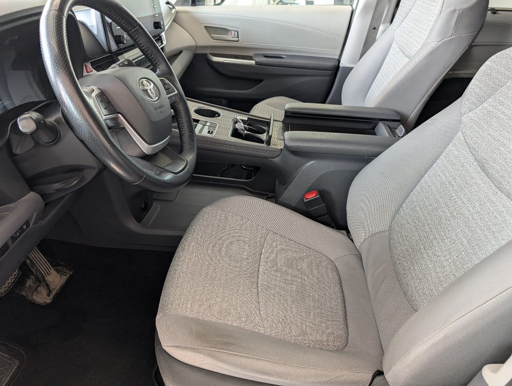 2021 Toyota Sienna Hybrid LE AWD in Magog, Quebec - 12 - w1024h768px