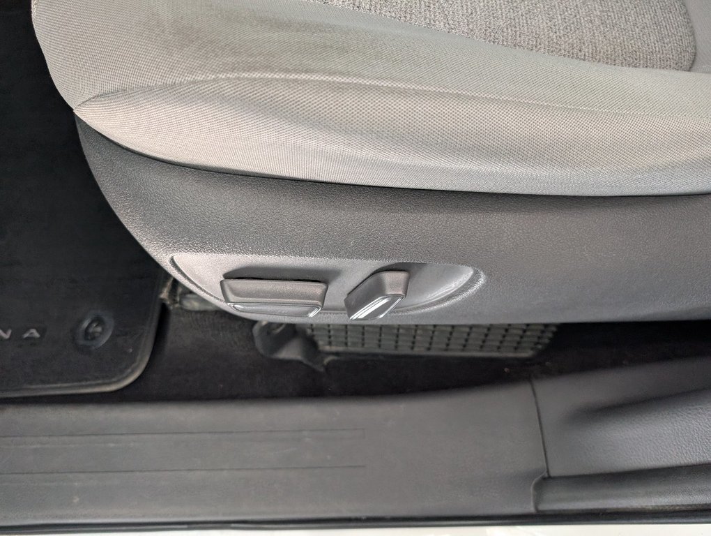 2021 Toyota Sienna Hybrid LE AWD in Magog, Quebec - 14 - w1024h768px