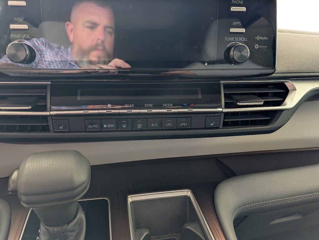 2021 Toyota Sienna Hybrid LE AWD in Magog, Quebec - 18 - w1024h768px