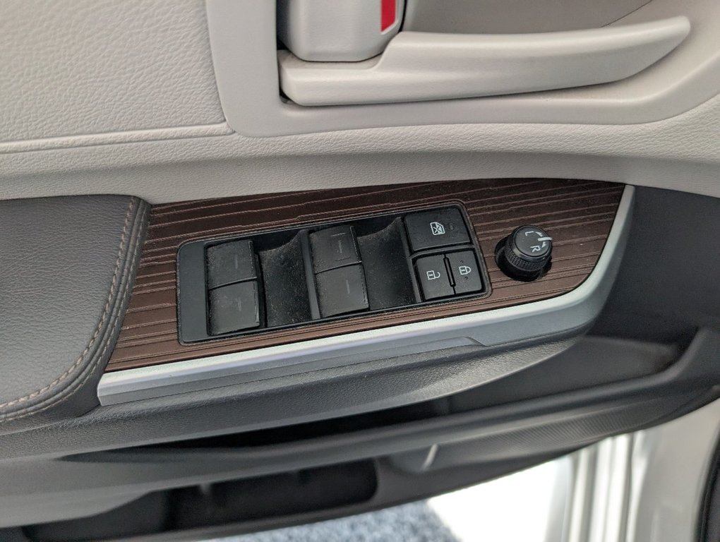 2021 Toyota Sienna Hybrid LE AWD in Magog, Quebec - 15 - w1024h768px