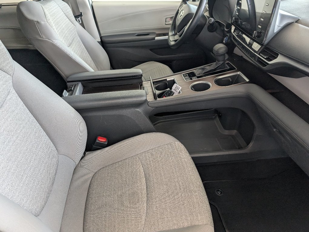 2021 Toyota Sienna Hybrid LE AWD in Magog, Quebec - 9 - w1024h768px