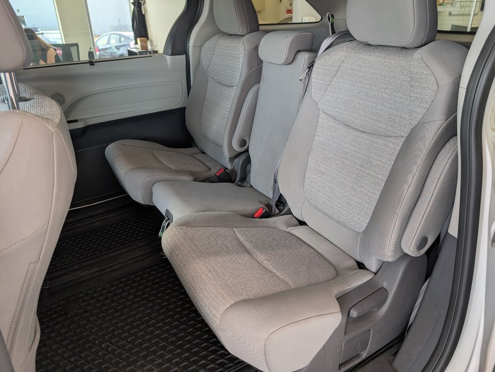 2021 Toyota Sienna Hybrid LE AWD, 8 PASSAGERS, in Magog, Quebec - 11 - w1024h768px