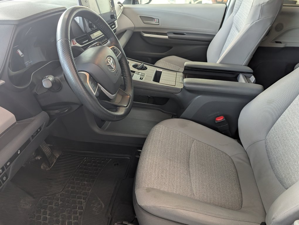 2021 Toyota Sienna Hybrid LE AWD, 8 PASSAGERS, in Magog, Quebec - 12 - w1024h768px