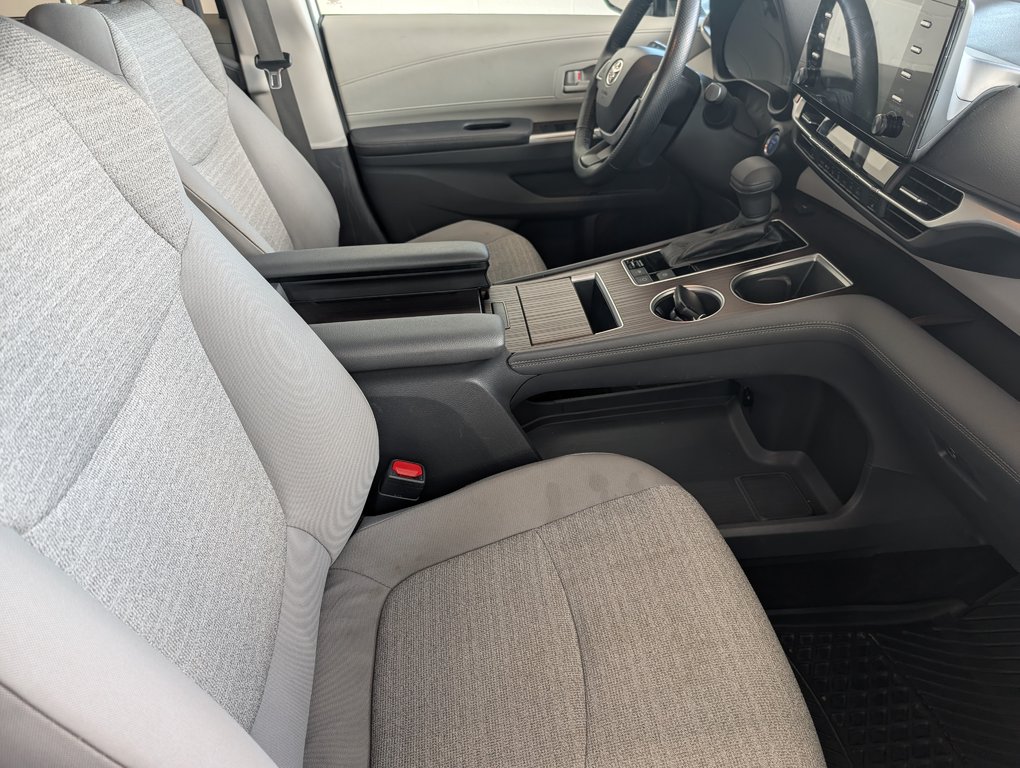 2021 Toyota Sienna Hybrid LE AWD, 8 PASSAGERS, in Magog, Quebec - 9 - w1024h768px