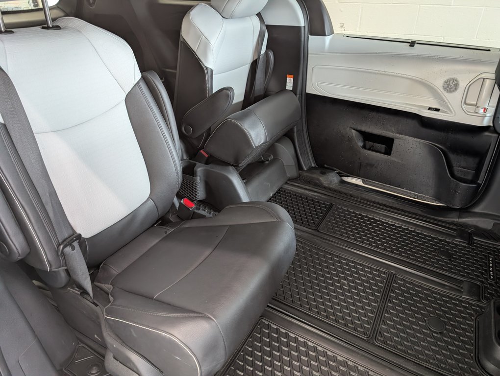 2025 Toyota Sienna Hybrid XSE  AWD in Magog, Quebec - 7 - w1024h768px