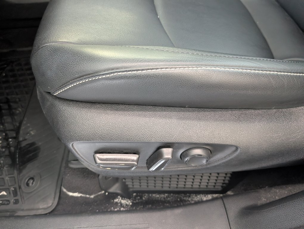 2025 Toyota Sienna Hybrid XSE  AWD in Magog, Quebec - 13 - w1024h768px