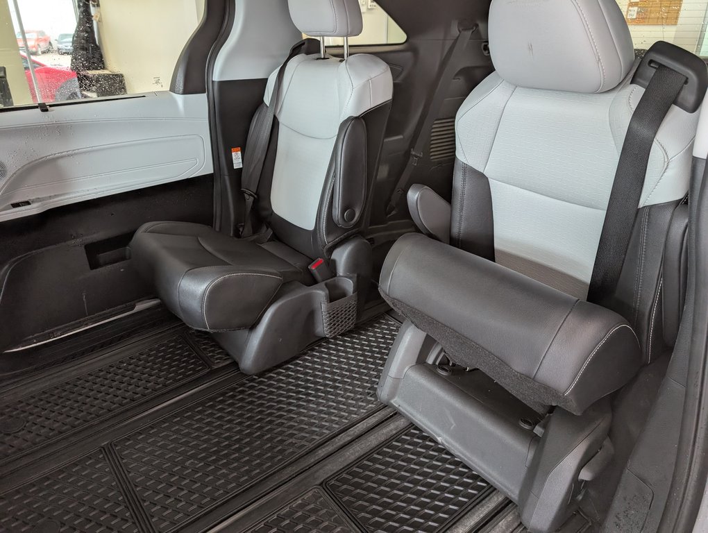 2025 Toyota Sienna Hybrid XSE  AWD in Magog, Quebec - 10 - w1024h768px
