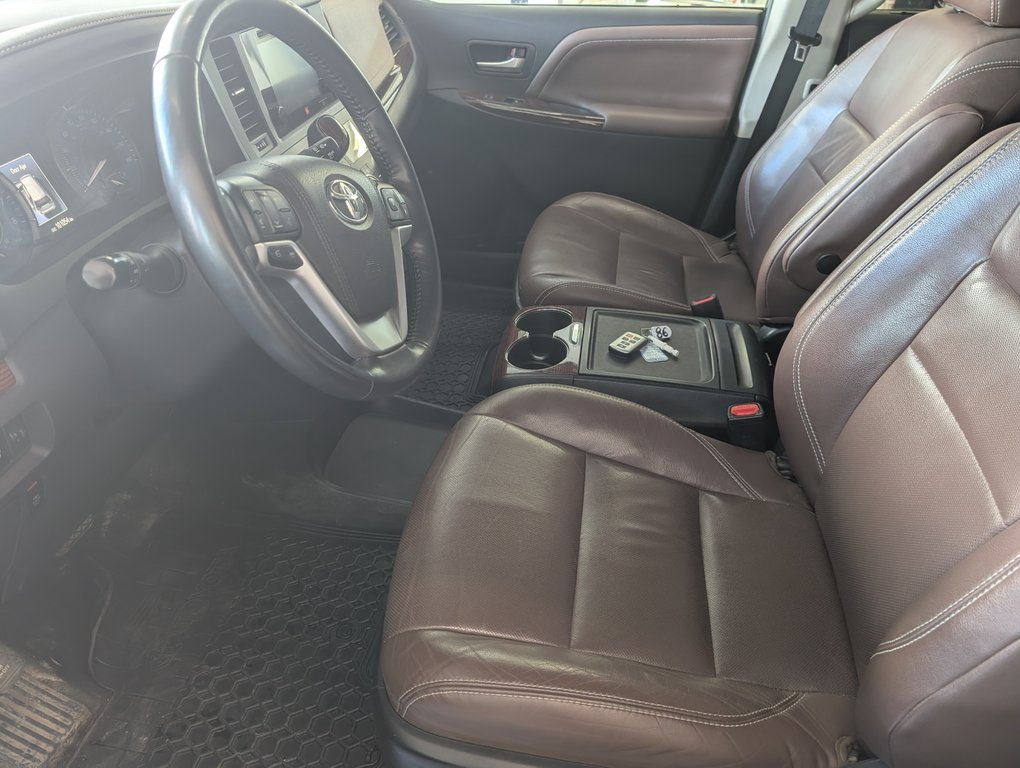 Toyota Sienna LIMITED AWD 7 PASSAGER 2017 à Magog, Québec - 12 - w1024h768px