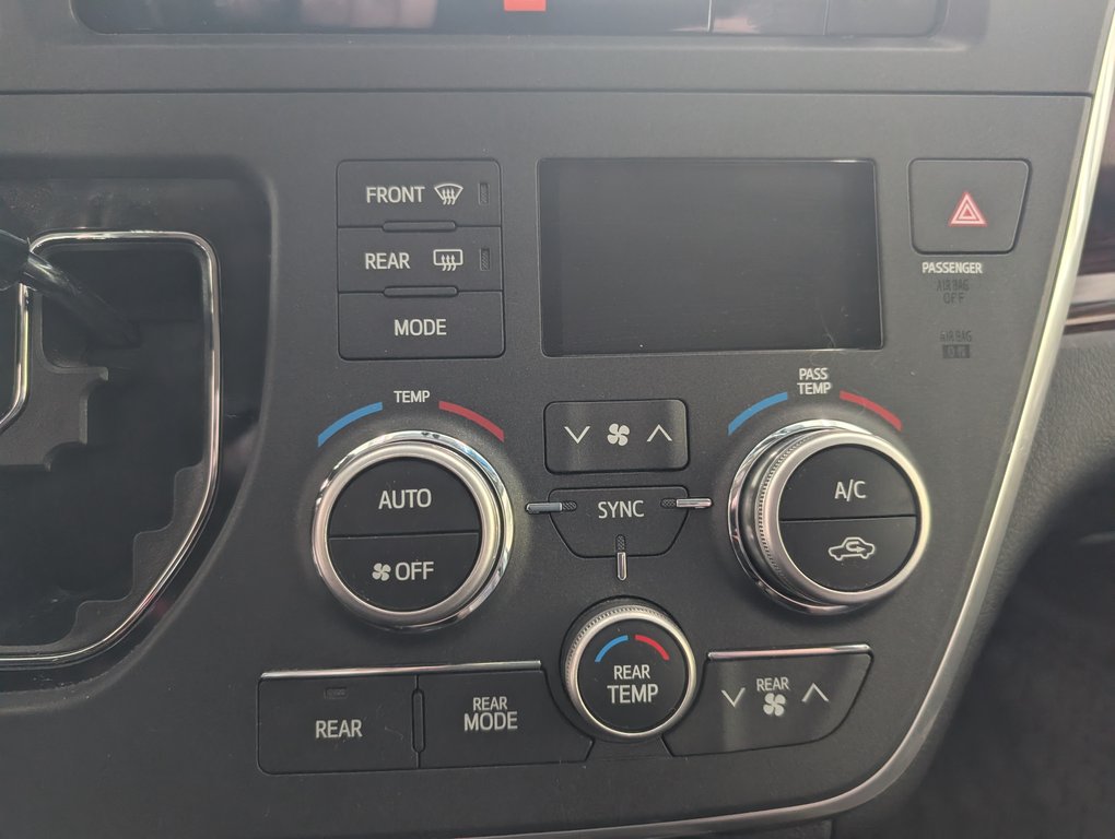 Toyota Sienna LIMITED AWD 7 PASSAGER 2017 à Magog, Québec - 18 - w1024h768px
