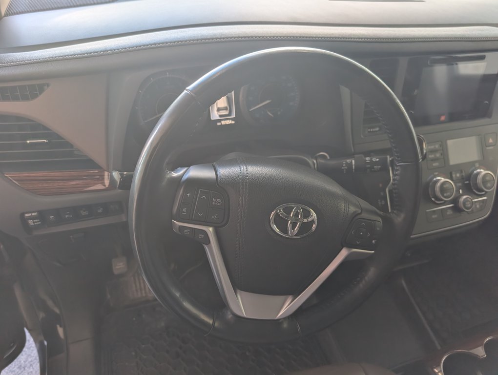 Toyota Sienna LIMITED AWD 7 PASSAGER 2017 à Magog, Québec - 13 - w1024h768px