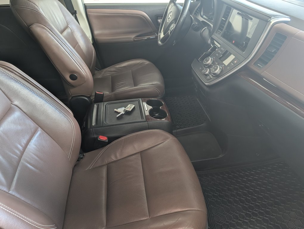 Toyota Sienna LIMITED AWD 7 PASSAGER 2017 à Magog, Québec - 8 - w1024h768px