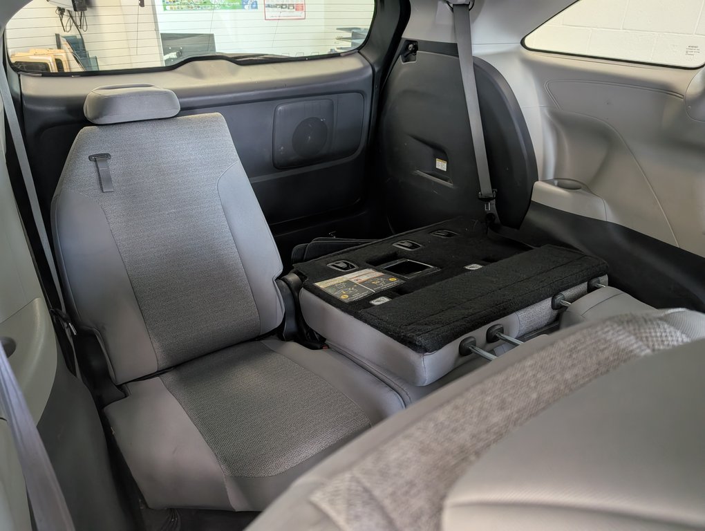 Toyota Sienna LE AWD 8 PASSAGER 2021 à Magog, Québec - 7 - w1024h768px