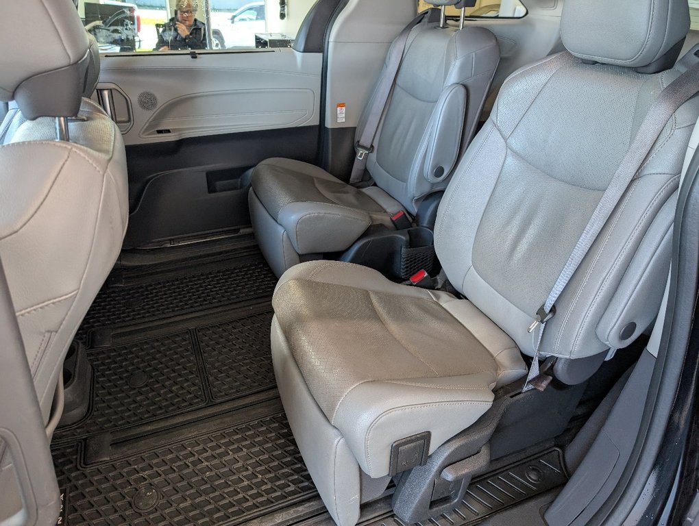 2022 Toyota Sienna LIMITED AWD 7 PLACES in Magog, Quebec - 13 - w1024h768px
