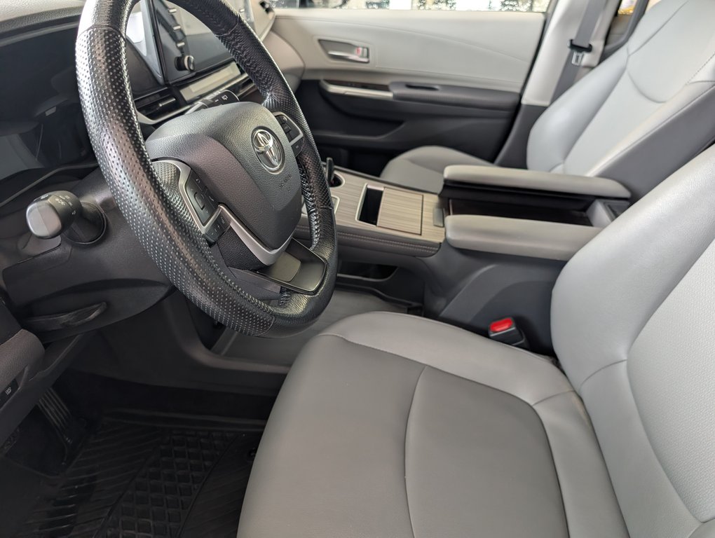 Toyota Sienna XLE 8 PASSAGERS, 2023 à Magog, Québec - 12 - w1024h768px