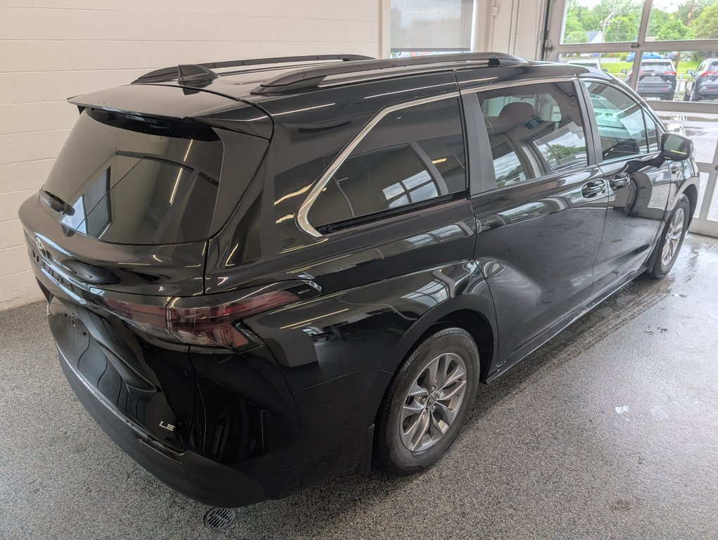 2025 Toyota Sienna LE AWD 8 PASSAGER in Magog, Quebec - 3 - w1024h768px