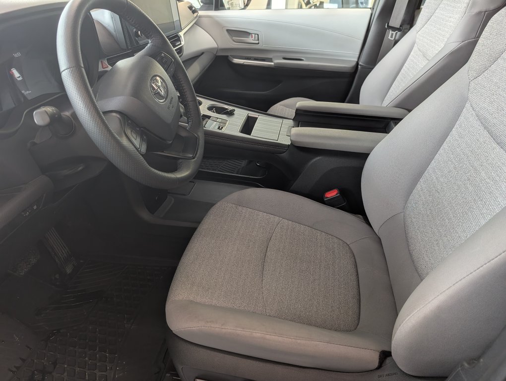 2025 Toyota Sienna LE AWD 8 PASSAGER in Magog, Quebec - 12 - w1024h768px